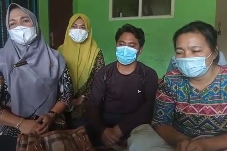 Kepala UPTD Pemprov Bengkulu, Ainul Mardiati bersama keluarga siswi Bengkulu. Ainul meminta persoalan ini tak usah diperpanjang demi perbaikan psikologi siswi tersebut