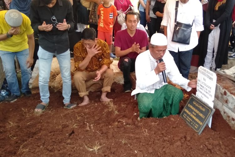 Detik detik pemakaman Edi Chandra Purnama alias Pupung dan Muhammad Adi Pradana di TPU Jeruk Purut, Pasar Minggu, Jakarta Selatan, Jumat (30/8/2019)