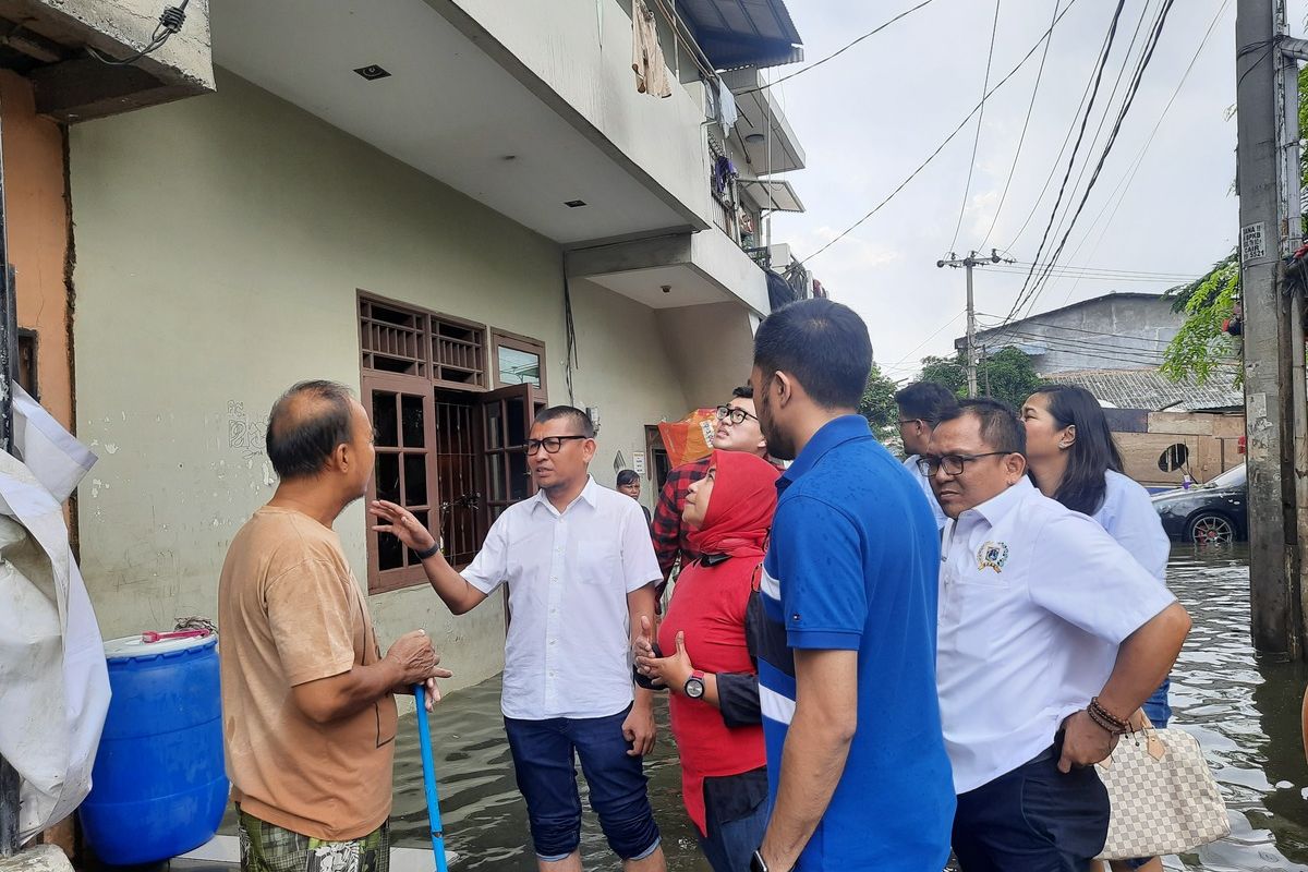 Sejumlah anggota DPRD DKI mengunjungi korban banjir di RT 010 RW 001, Semanan, Kalideres, Jakarta Barat, Selasa (7/1/2020)