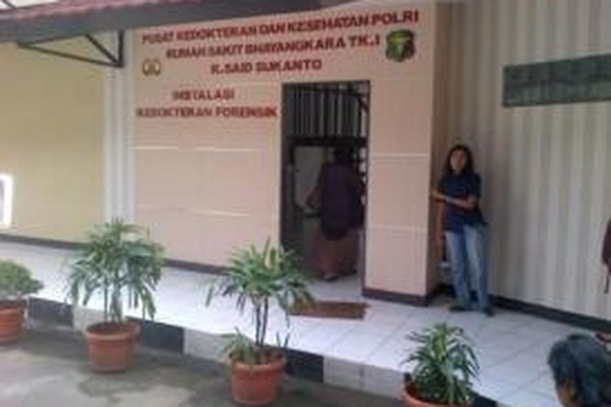 Wanita bercadar yang mengaku sebagai ibu dari keenam terduga teroris memasuki kamar jenazah RS Polri Jakarta Timur, Senin (2/1/2014).