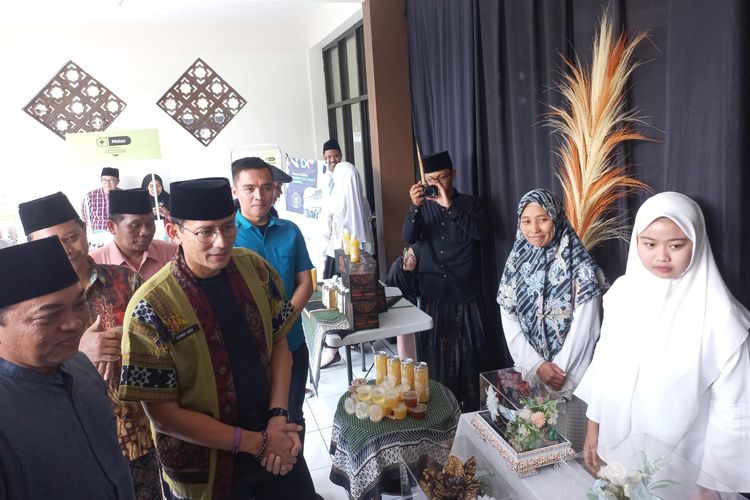 Menteri Pariwisata dan Ekonomi Kreatif Republik Indonesia (Menparekraf RI), Sandiaga Uno saat melihat produk usaha santri di Pondok Pesantren Sunan Kalijogo, Kecamatan Jabung, Kabupaten Malang, Minggu (28/7/2024).