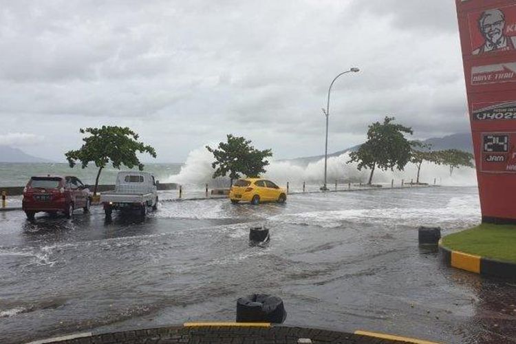 Gelombang tinggi di pantai Manado