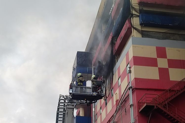 Ketika melakukan pendinginan dan pencarian korban, tim pemadaman kebakaran juga melakukan penyemprotan menggunakan bronto skylift 