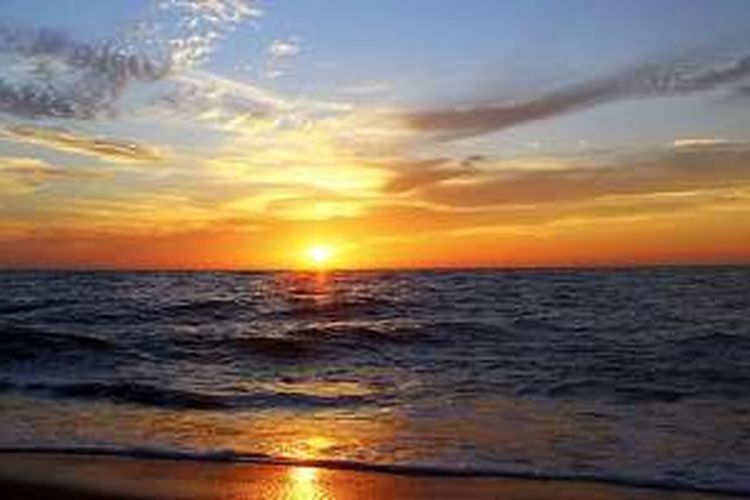 Detik-detik matahari terbenam di Pantai Marinbati, Jailolo, Kabupaten Halmahera Barat, Maluku Utara, Oktober 2016. Pesona senja itu paling diburu wisatawan yang berkunjung ke Jailolo, daerah yang kini gencar mengembangkan sektor pariwisata. 