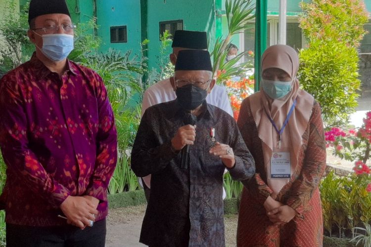 Wakil Presiden Ma'ruf Amin memberikan keterangan pers usai meninjau kampus Universitas Nahdlatul Ulama NTB, Mataram, Jumat (1/7/2022).