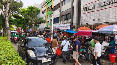 Marak Parkir Liar, Pengunjung Keluhkan Kondisi Semrawut di Petak Sembilan Jakbar