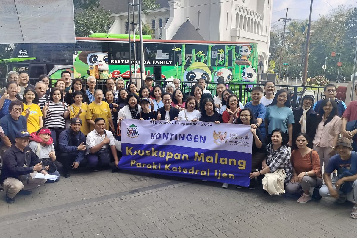 Rombongan umat Katolik dari Gereja Katedral Ijen, Kota Malang, Jawa Timur yang berangkat pada Rabu (4/9/2024) pada pukul 16.18 WIB untuk mengikuti Misa Agung Paus Fransiskus. 