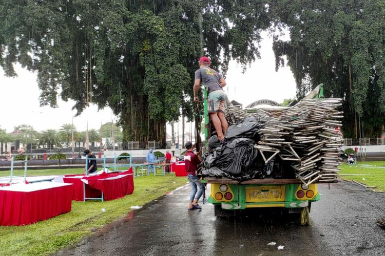 Pekerja mulai memindahkan material tenda yang roboh di Alun-Alun Kota Blitar, Minggu (5/12/2021)