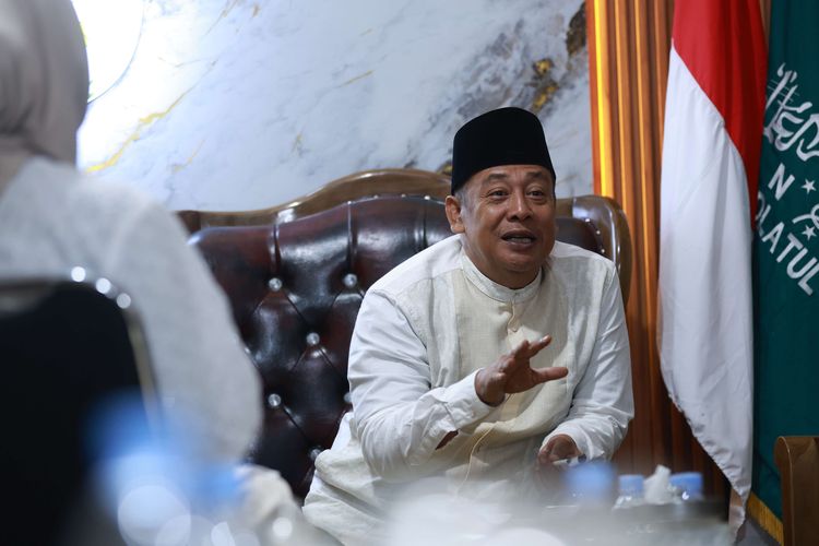 Pengasuh Pondok Pesantren Buntet KH. Muhammad Imaduddin Ishom saat diwawancarai kompas.com di Pondok Pesantren Buntet, Cirebon, Jawa Barat, Kamis (05/12/2025).