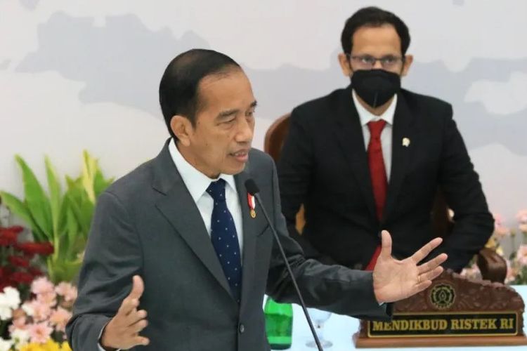 Presiden Jokowi saat memberikan arahan pada Dies Natalis ke-46 Universitas Sebelas Maret (UNS) Surakarta, Jumat (11/3/2022).