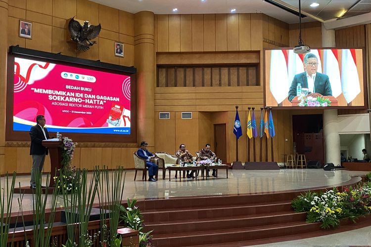 Sekjen PDIP Hasto Kristiyanto dalam peluncuran buku bunga rampai Asosiasi Rektor Merah Putih Membumikan Ide dan Gagasan Soekarno Hatta di Universitas Terbuka Convention Center (UTCC) pada 21 Desember 2022.