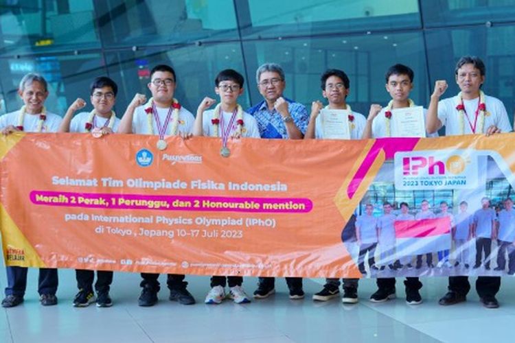 Lima siswa Indonesia yang tergabung dalam Tim Olimpiade Fisika Indonesia berhasil meraih prestasi membanggakan di ajang Olimpiade Fisika Internasional atau International Physics Olympiad (IPhO) ke-53 di Tokyo, Jepang. 