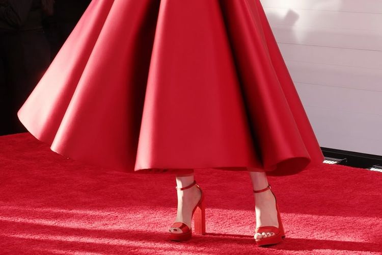 Tangkapan layar akun Instagram The Devil Weaars Prada 2 @tdwp2. Anne Hathaway tampil mencolok di premiere The Devil Wears Prada 2 dengan busana serba merah yang terinspirasi dari karakter Andy Sachs.