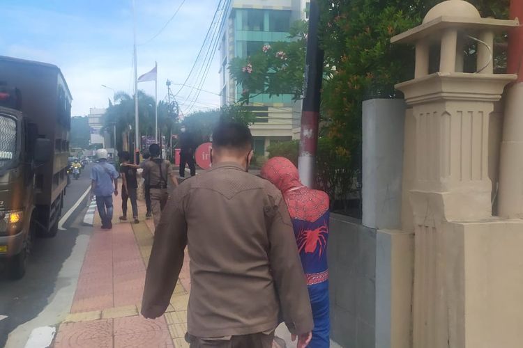Petugas Satpol PP Padang menertibkan pengemis dengan menggunakan pakaian spiderman, Rabu (20/4/2022) di perempatan Jalan A Yani