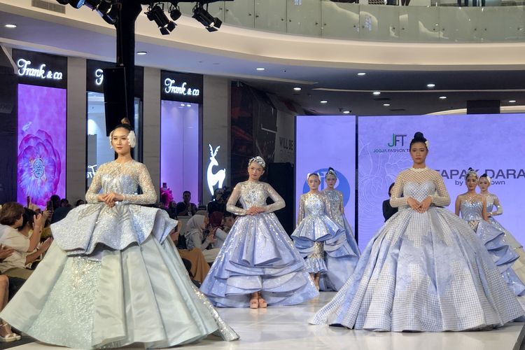 Koleksi busana pengantin Tapak Dara dari Caca Gown di Jogja Fashion Trend 2023
