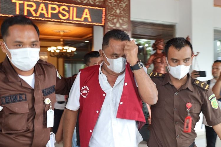 Lurah Candibinangun SM saat digelandang petugas Kejati DIY, Selasa (7/2/2024)