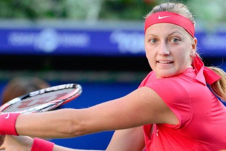 Petenis Ceko, Petra Kvitova mengembalikan bola ke arah Venus Williams dari Amerika Serikat, saat berhadapan di babak semifinal Pan Pacific Open yang berlangsung di Ariake Colosseum Tokyo, Jepang, Jumat (27/9/2013).