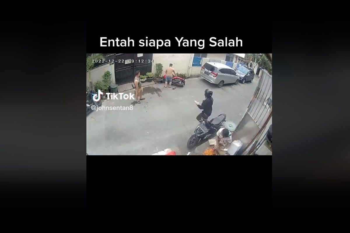 Motor jatuh karena pengendaranya tidak berada di atas motor tapi hanya memegangi setang. Parahnya mesin motor dalam kondisi hidup.