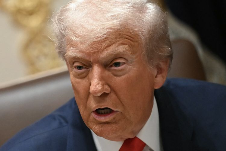 Presiden Amerika Serikat Donald Trump berbicara saat bertemu Presiden Argentina Javier Milei di Gedung Putih, Washington DC, 14 Oktober 2025.