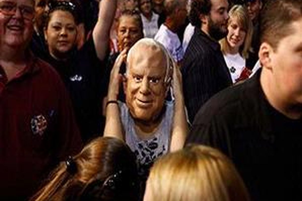  Alyssa Salerno (14) dari Sarasota, Florida, mengenakan masker menyerupai wajah capres AS dari partai Republik John McCain dalam sebuah kampanye di Robarts Arena, 23 Oktober 2008, Sarasota, Florida