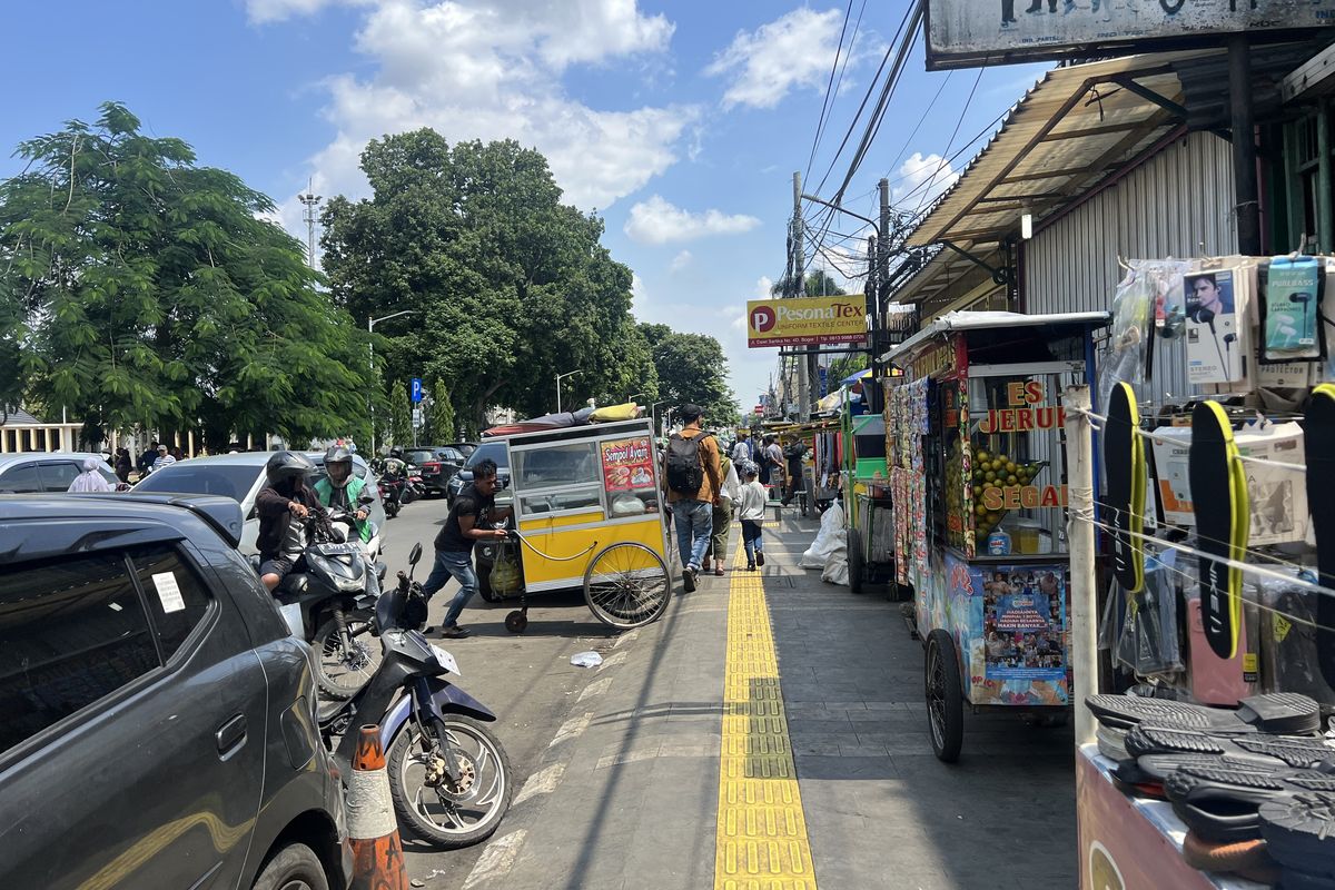 PKL berjualan di atas trotoar Jalan Dewi Sartika Bogor, Jumat (9/2/2024).