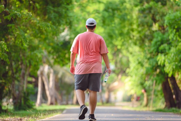 Ilustrasi apakah jalan kaki selama 45 menit bisa menurunkan berat badan?