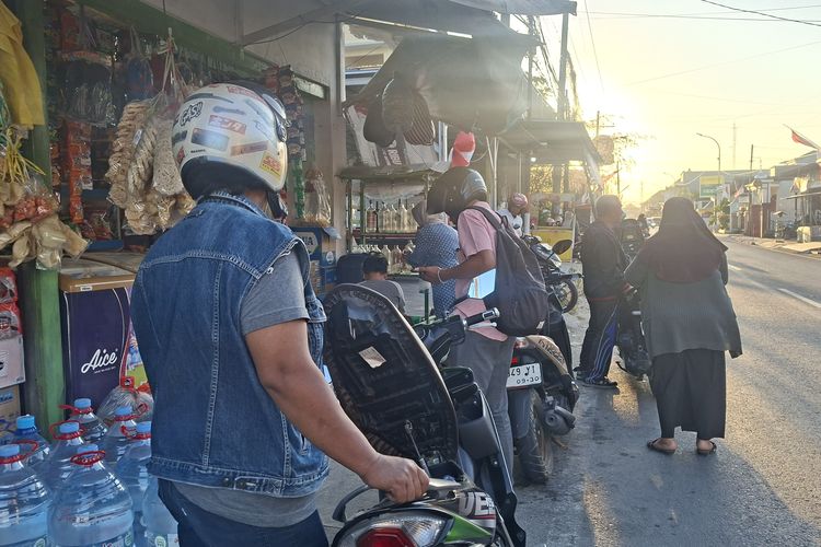 Pertalite di SPBU Sering Kosong, Warga Sumenep Berburu Eceran