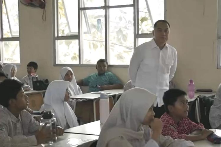Sidak SMPN 47 Surabaya, Eri Cahyadi Temukan Kamar Mandi Digembok karena Rusak