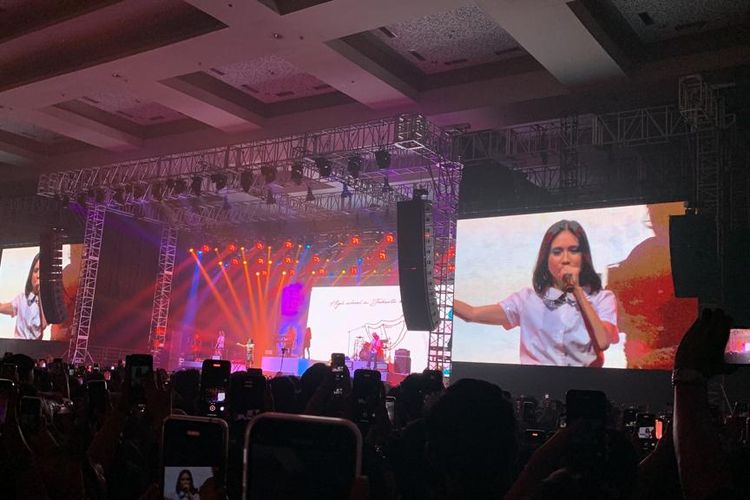 Penyanyi Niki Zefanya alias NIKI menutup Nicole World Tour 2023 Selasa (26/9/2023) di Hall D2 Gambir Expo Kemayoran, Jakarta Pusat, dengan lagu populer High School In Jakarta. 