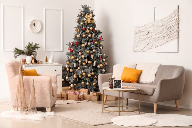 Ilustrasi ruang keluarga dengan dekorasi Natal.