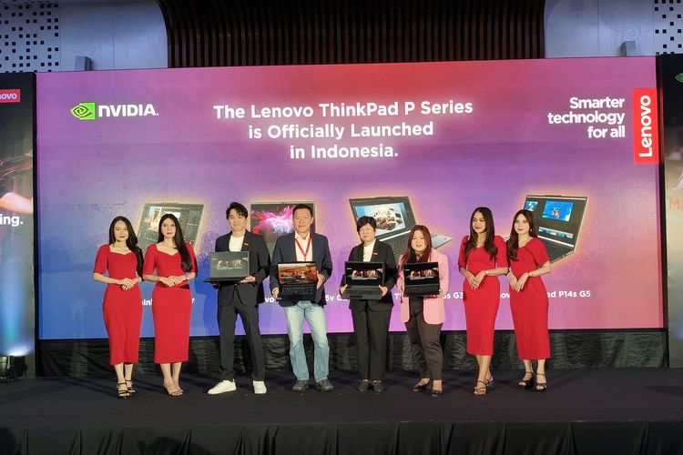 SMB Lead Lenovo Indonesia, Willy Setiawan (keempat dari kiri) dan Workstation Business Manager Lenovo, Jalial Ng (keempat dari kanan) memperkenalkan Lenovo ThinkPad P-Series terbaru di Hotel Le Meridien, Jakarta Pusat, Rabu (23/10/2024).