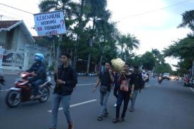 Mahasiswa gotong keranda sebagai aksi solidaritas terkait rencana pemanggilan RRI oleh DPR Selasa (15/7/2014)