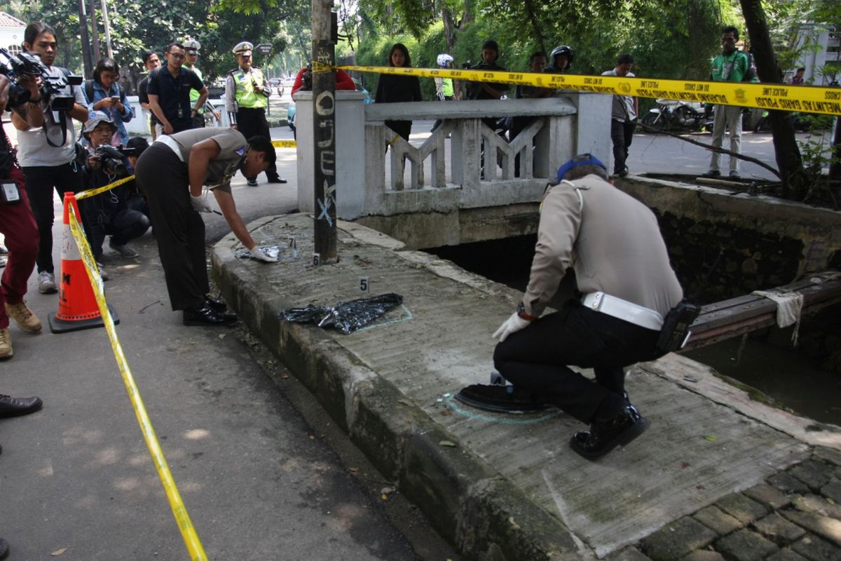 Sejumlah Polisi Lalu lintas Polda Metro Jaya melakukan olah Tempat Kejadian Perkara (TKP) kecelakaan mobil yang ditumpangi Ketua DPR Setia Novanto, di Kawasan Jalan Permata Hijau, Jakarta, Jumat (17/11/2017). Mobil yang ditumpangi Setya Novanto menabrak tiang listrik pada Kamis (16/11/2017).