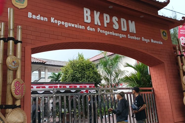 KPK Geledah Bappenda dan BKPSDM Kabupaten Bogor, Sejumlah Koper Dibawa