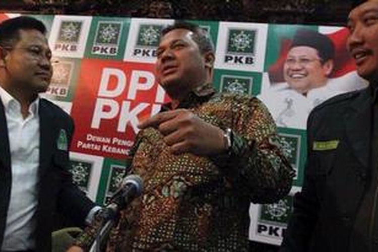 Komisioner KPU Arief Budiman (tengah) berbincang dengan Ketua Umum Partai Kebangkitan Bangsa (PKB) Muhaimin Iskandar (kiri) didampingi Sekjen DPP PKB Imam Nahrawi saat KPU memverifikasi faktual PKB di kantor Dewan Pengurus Pusat PKB, Jakarta, Senin (5/11/2012). Verifikasi faktual ini merupakan tahapan yang harus ditempuh peserta untuk dapat lolos sebagai partai politik peserta Pemilu 2014.