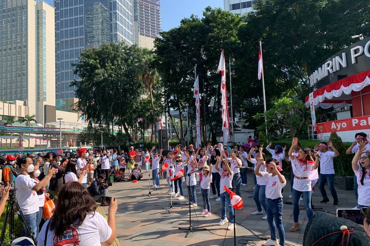 Paduan Suara Merah Putih menggelar konser outdoor di Car Free Day, dalam rangka menyambut HUT RI ke-77 di Kawasan Bundaran HI, Jakarta Pusat, Minggu (14/8/2022).