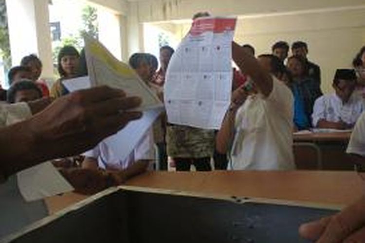 Suasana perhitungan suara pada Pemilihan Legislatif di TPS 164 Rusun Pinus Elok Jakarta Timur.