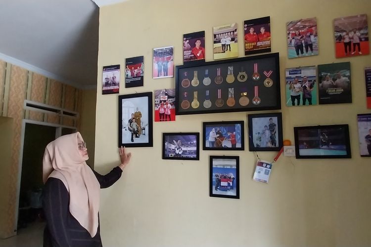 Ika Kartika (49), ibu kandung Hikmat Ramdani, atlet paralimpik asal Tasikmalaya, Jawa Barat, sedang diwawancara Kompas.com di rumahnya Kecamatan Sukarame, Kabupaten Tasikmalaya, Selasa (3/9/2024).