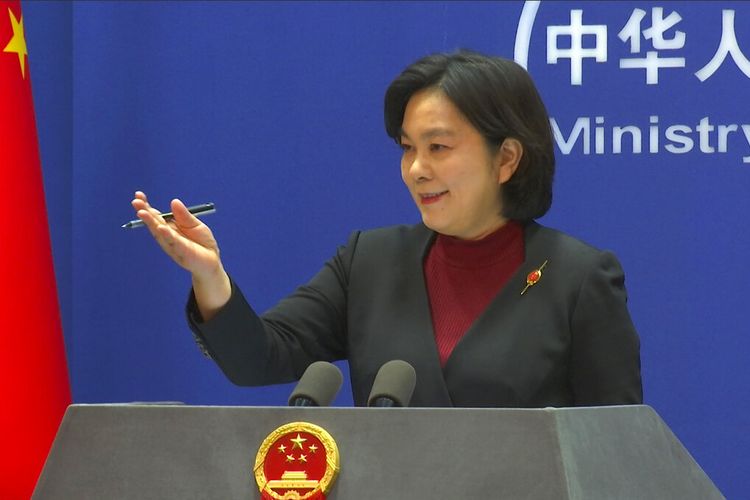 Juru bicara Kementerian Luar Negeri China Hua Chunying bereaksi selama konferensi pers harian di Kementerian Luar Negeri di Beijing, Rabu, 23 Februari 2022.