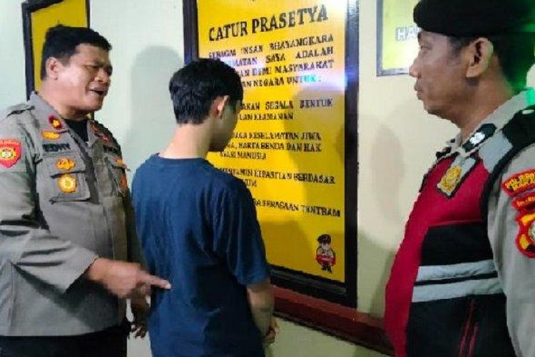 Kapolsek Manggala Kompol Supriady Idrus menginterogasi ADF, mahasiswa penipu driver ojek online saat diamankan di Mapolsek Manggala, Kamis (27/10/2022) malam. ADF sudah 11 kali melakukan orderan fiktif karena desakan ekonomi. 

