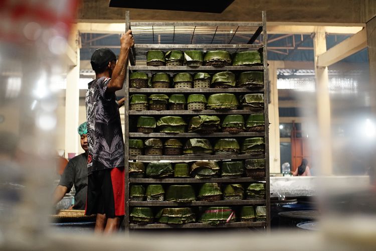 Portrait of local people's activities as workers in the Ny Dodol & Cake production kitchen. Lauw, Tangerang, Banten, Friday (17/1/2025). 