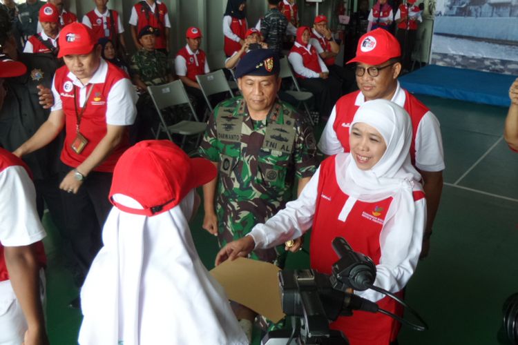 Menteri Sosial Khofifah Indar Parawansa saat menutup acara Jelajah Kapal Kepahlawanan di Surabaya, Jawa Timur, Rabu (1/11/2017).
