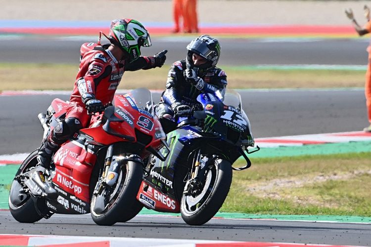 Rider Ducati, Danilo Petrucci, mengucapkan selamat kepada Maverick Vinales setelah rider Yamaha tersebut memenangi MotOGP Emilia Romagna di Sirkuit Misano, 20 September 2020.