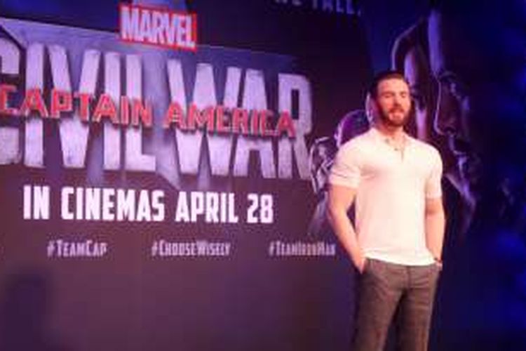 Aktor Chris Evans, yang memerankan karakter superhero Captain America, menghadiri jumpa pers film Captain America: Civil War, di Marina Bay Sand, Singapura, Kamis (21/4/2016).