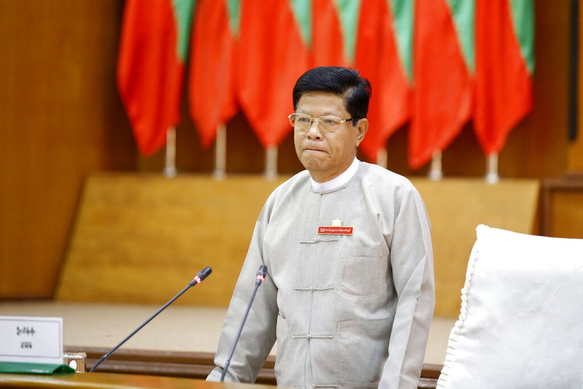 Ketua Komisi Pemilihan Umum Thein Soe berdiri saat rapat dengan perwakilan berbagai partai politik Jumat, 21 Mei 2021 di Naypyitaw, Myanmar. 
