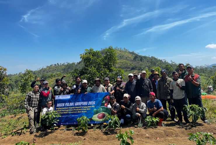 Dosen Pulang Kampung IPB Kenalkan Pupuk Hayati kepada Petani di Garut