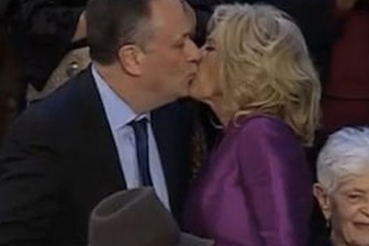 Istri Joe Biden cium bibir suami Kamala Harris, Selasa (7/2/2023).