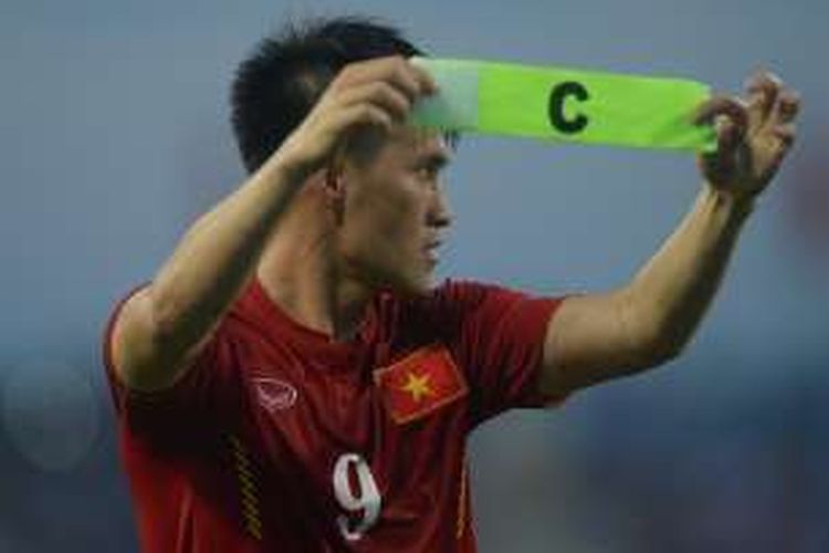 Striker Vietnam, Le Cong Vinh, melakukan selebrasi gol dengan ban kaptennya saat melawan Syria pada partai uji coba di stadion My Dinh, 31 Mei 2016.