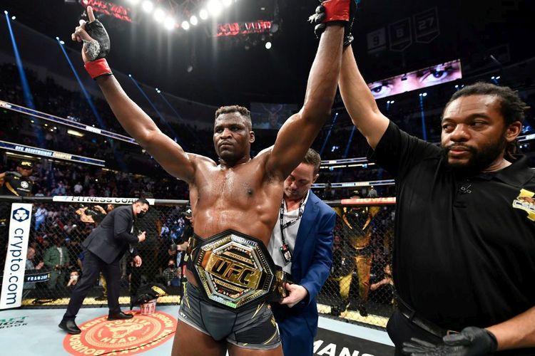 Francis Ngannou menang atas Ciryl Gane melalui keputusan mutlak dalam pertarungan unifikasi gelar kelas berat UFC di Honda Center, Amerika Serikat, Minggu (23/1/2022) siang WIB. 