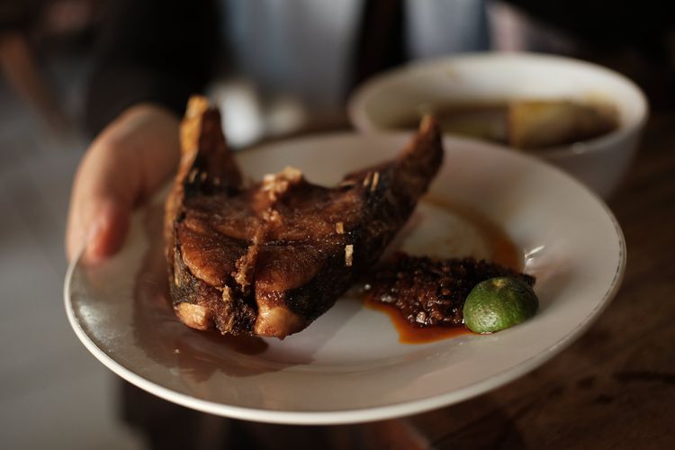 Sajian ikan patin goreng di Warung Mak Beng, salah satu tempat kuliner legendaris di Bali. 